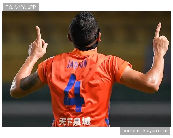 山东泰山多线作战时黄政宇客串中卫,防空站位出球全不稳 山东泰山多线作战时黄政宇客串中卫,防空站位出球全不稳